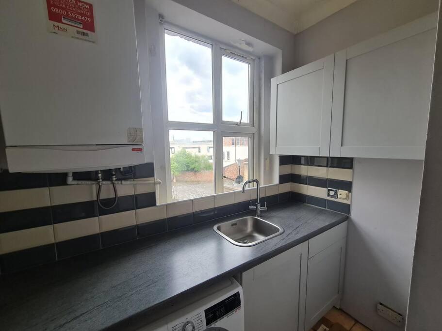 Cute One Bedroom Apartment Лондон Екстер'єр фото