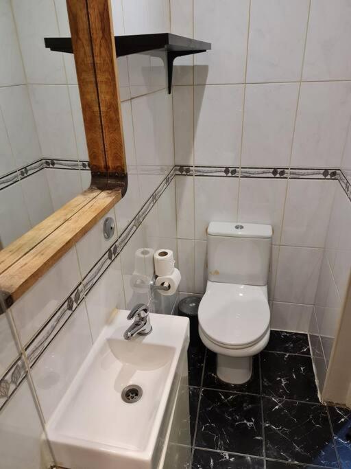 Cute One Bedroom Apartment Лондон Екстер'єр фото