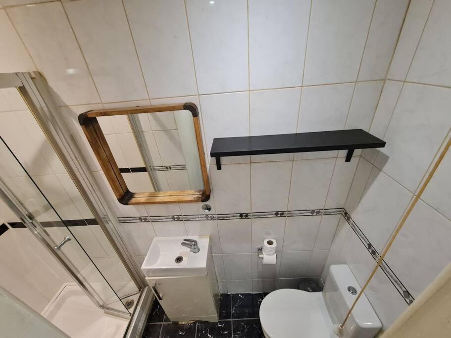 Cute One Bedroom Apartment Лондон Екстер'єр фото